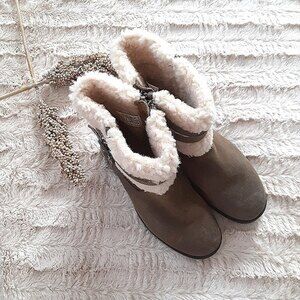 UGG Suede Blayre III Sheepskin Boots Size 8 Brown Leather Short Angle